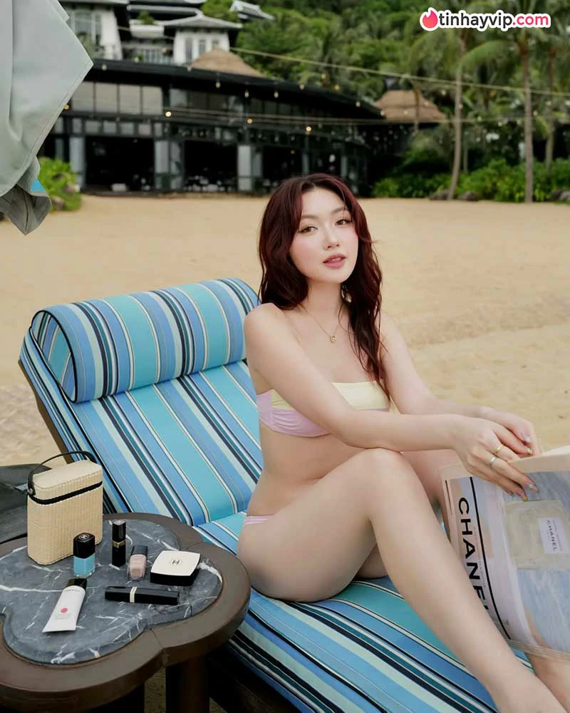 Chloe Nguyen khoe dáng bên biển cùng loạt đồ hiệu sang