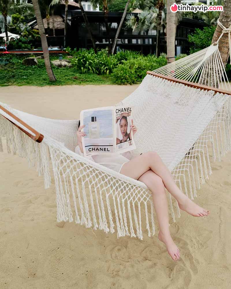 Chloe Nguyen khoe dáng bên biển cùng loạt đồ hiệu sang