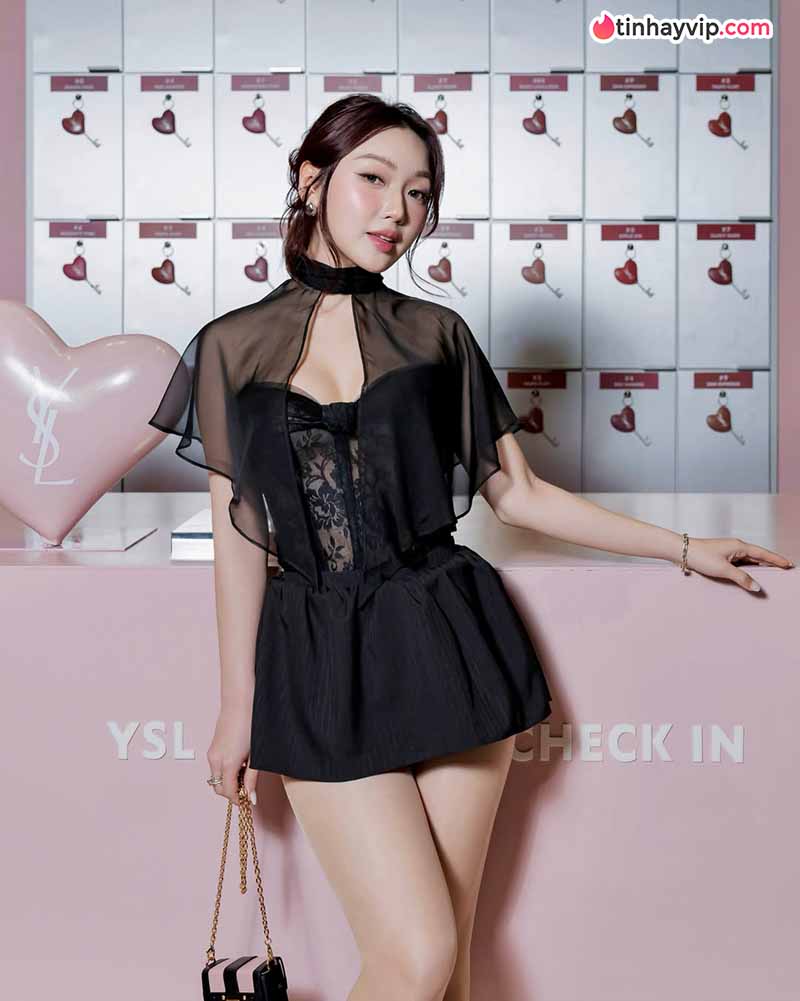 Chloe Nguyen khoe dáng bên biển cùng loạt đồ hiệu sang