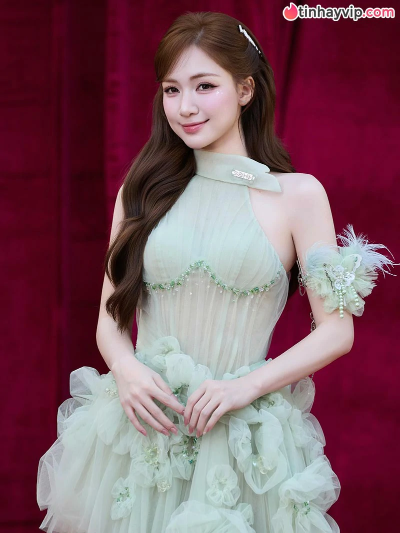 Nhan sắc tuổi 31 của Hòa Minzy thăng hạng rõ rệt bên chồng sắp cưới và con trai