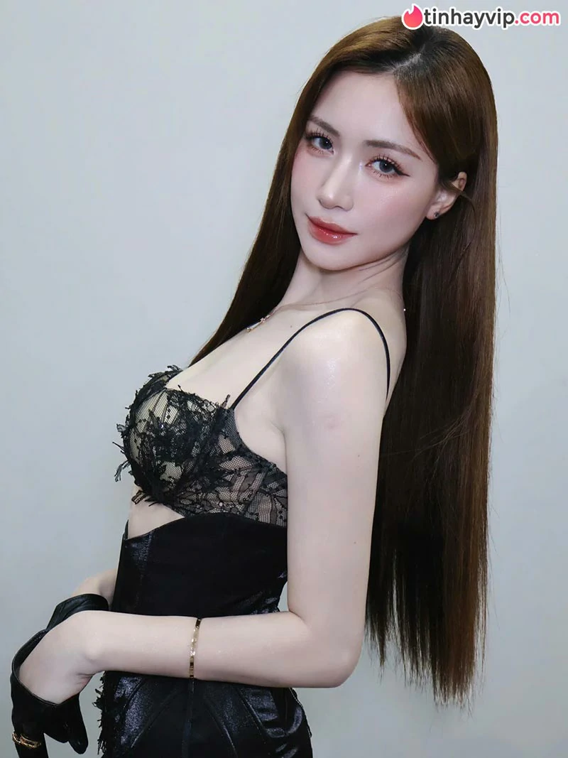 Nhan sắc tuổi 31 của Hòa Minzy thăng hạng rõ rệt bên chồng sắp cưới và con trai