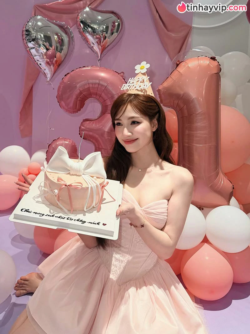 Nhan sắc tuổi 31 của Hòa Minzy thăng hạng rõ rệt bên chồng sắp cưới và con trai