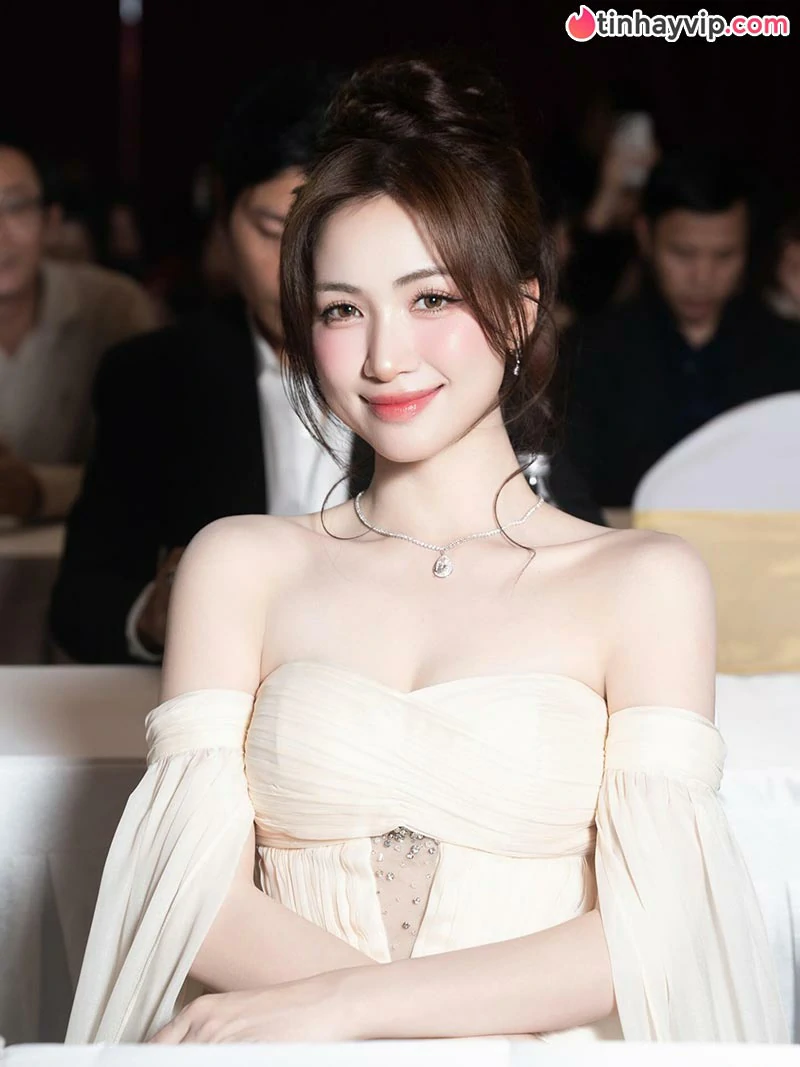 Nhan sắc tuổi 31 của Hòa Minzy thăng hạng rõ rệt bên chồng sắp cưới và con trai