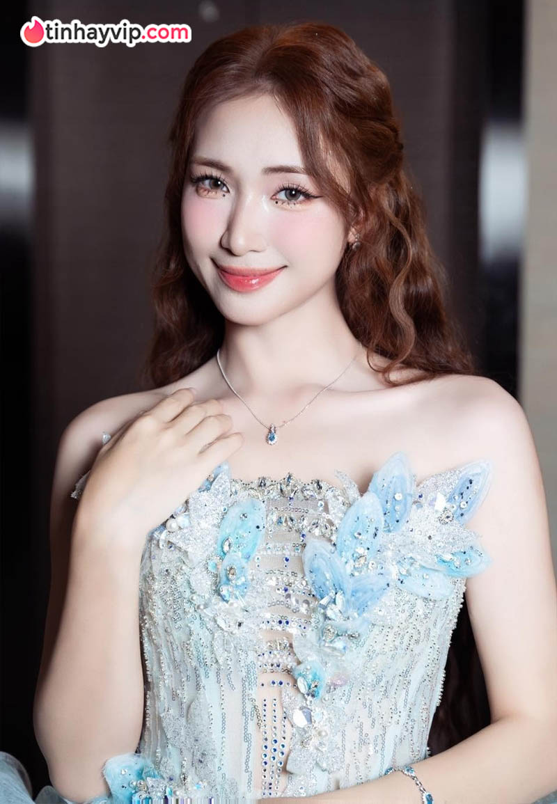 Nhan sắc tuổi 31 của Hòa Minzy thăng hạng rõ rệt bên chồng sắp cưới và con trai