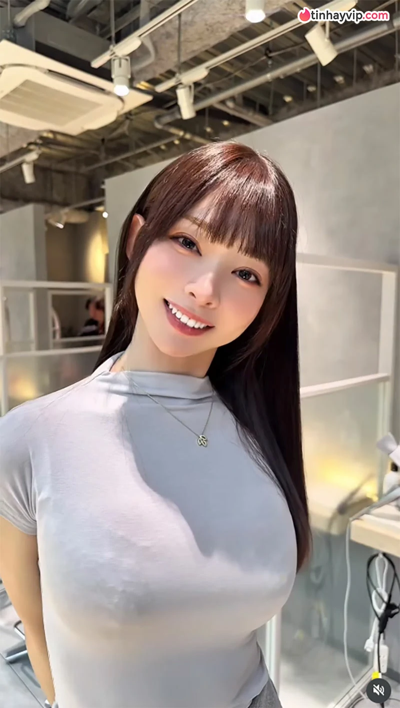 Gái xinh công sở Dali Churu khéo léo khoe vòng 1 cực căng