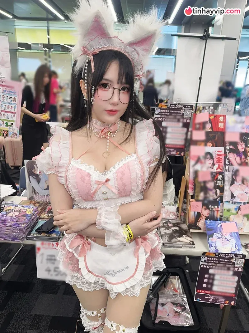 Thương hiệu gái xinh đeo kính đã trở thành phong cách chủ đạo của cô nàng
