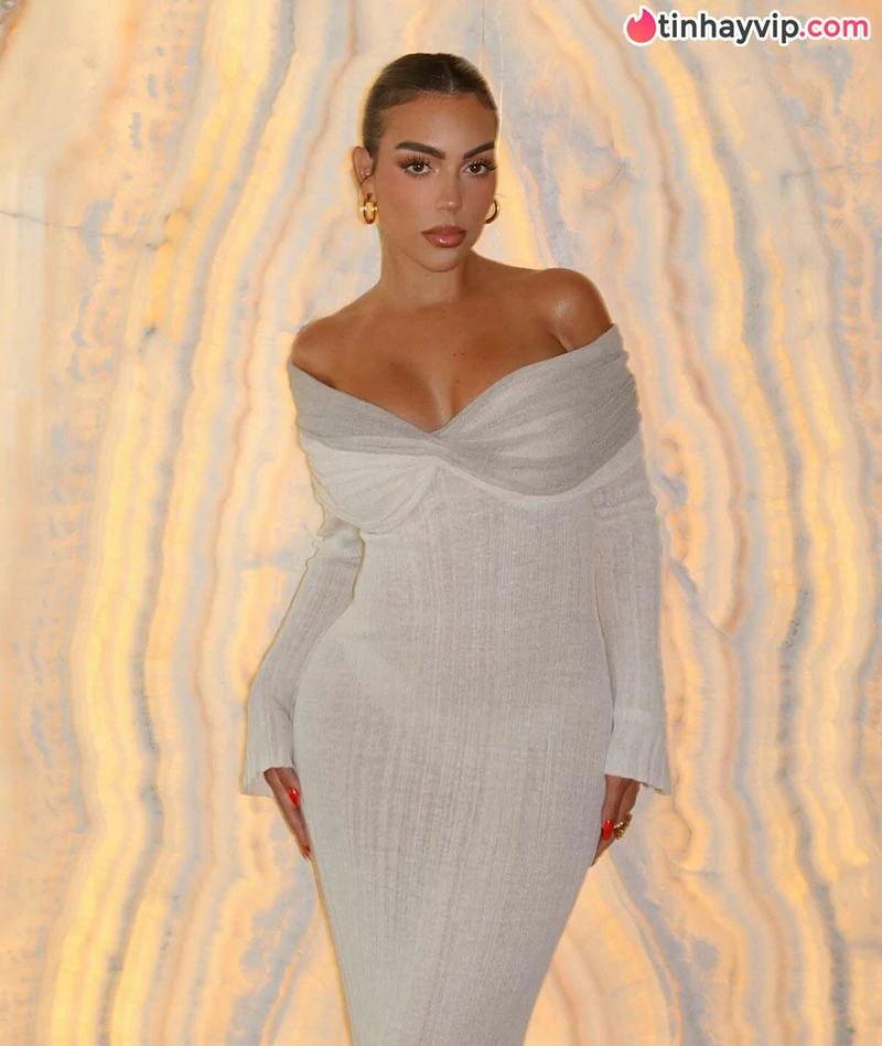 Georgina Rodriguez đốt mắt netizen với loạt ảnh bikini rực lửa trên siêu du thuyền