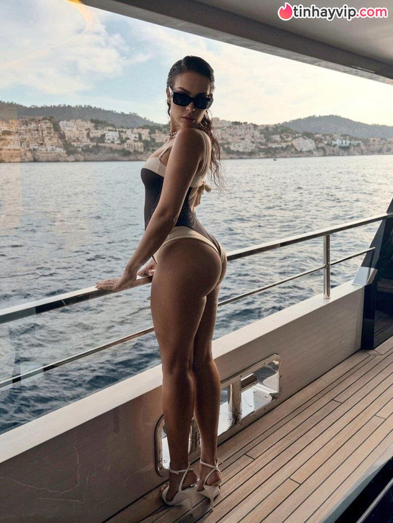 Georgina Rodriguez đốt mắt netizen với loạt ảnh bikini rực lửa trên siêu du thuyền
