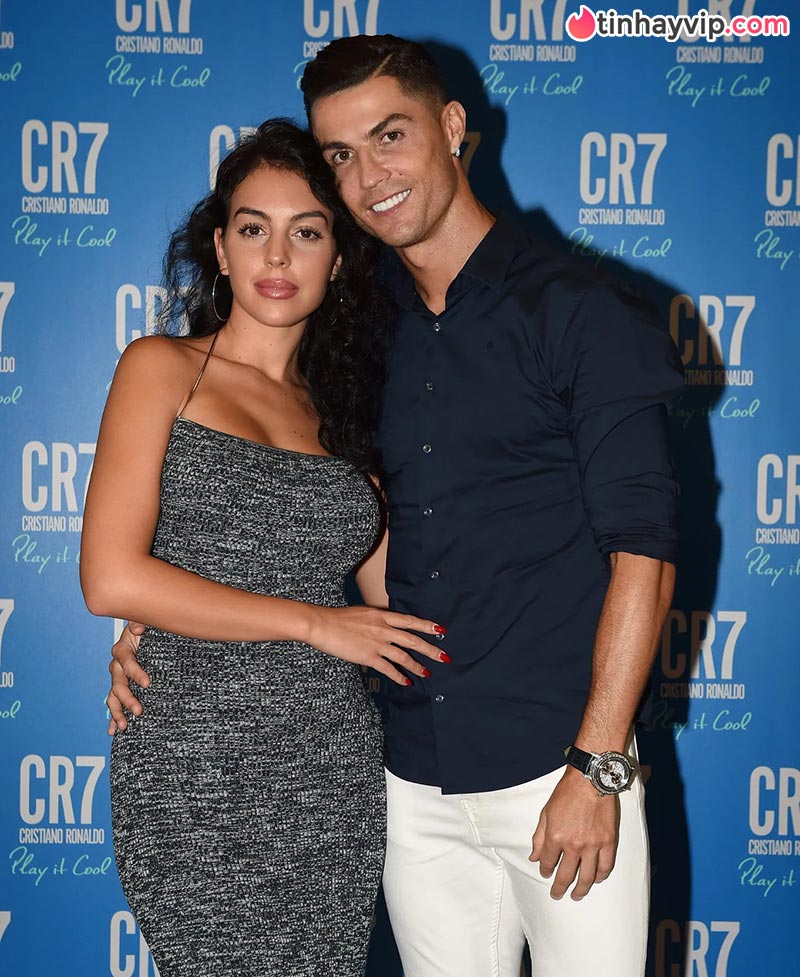 Georgina Rodriguez đốt mắt netizen với loạt ảnh bikini rực lửa trên siêu du thuyền