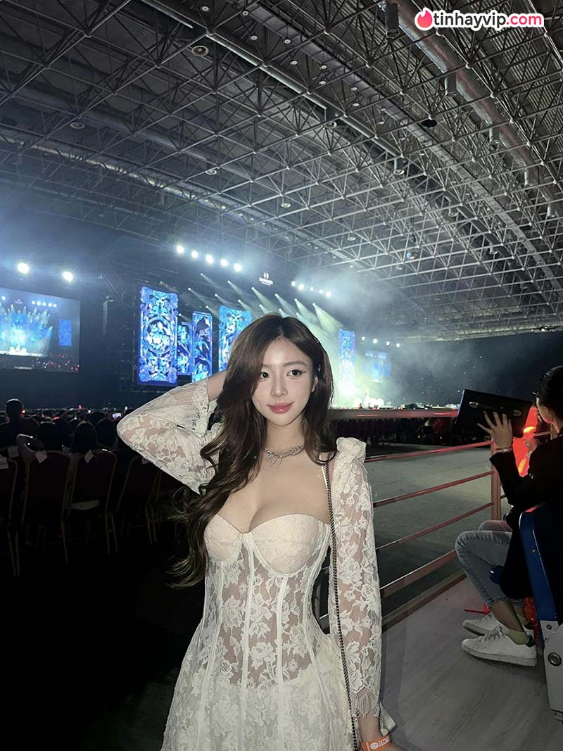 Hot Girl Việt Nam: Top 12 gương mặt đình đám hiện nay