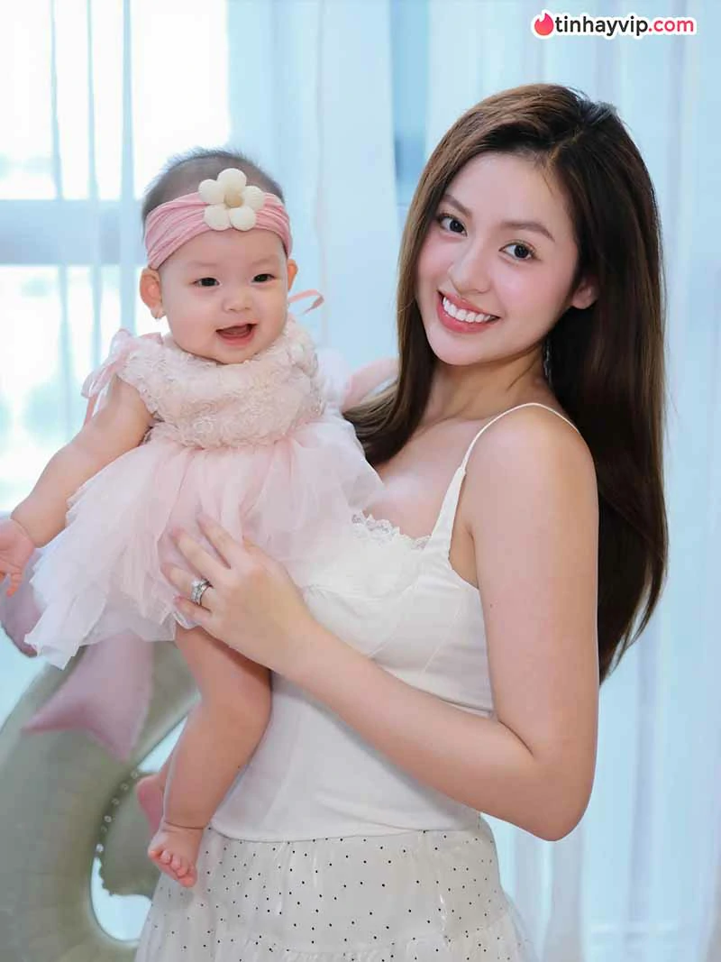 Hot Girl Việt Nam: Top 12 gương mặt đình đám hiện nay