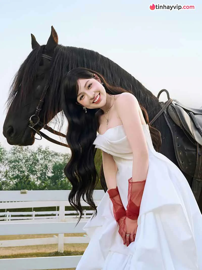 Hot Girl Việt Nam: Top 12 gương mặt đình đám hiện nay