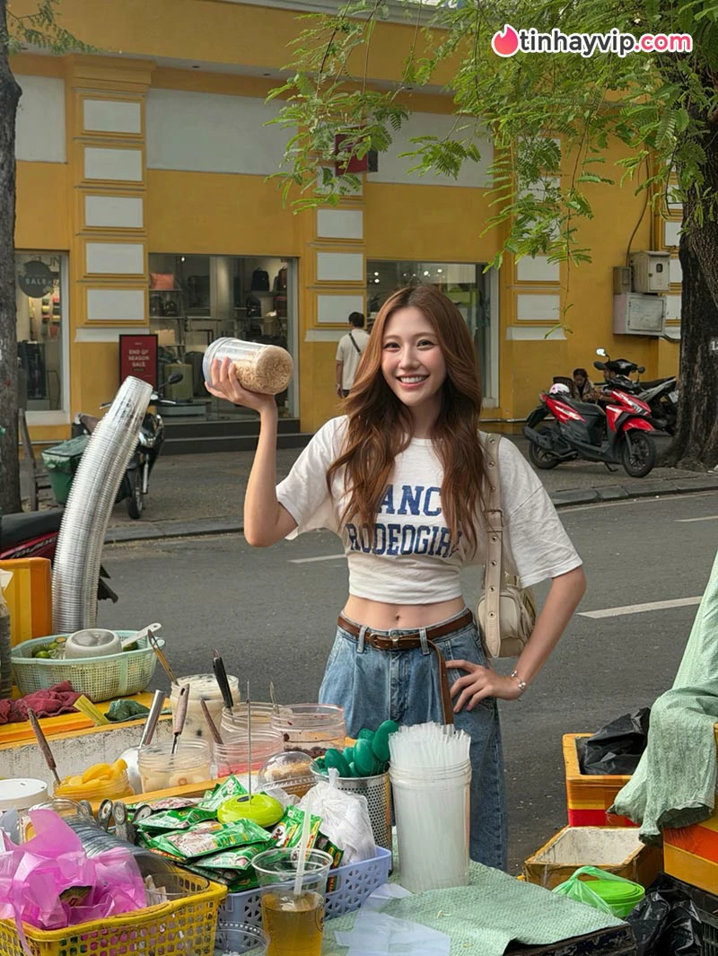 Em gái Trấn Thành gây ấn tượng với sắc vóc quyến rũ và phong cách đời thường cá tính