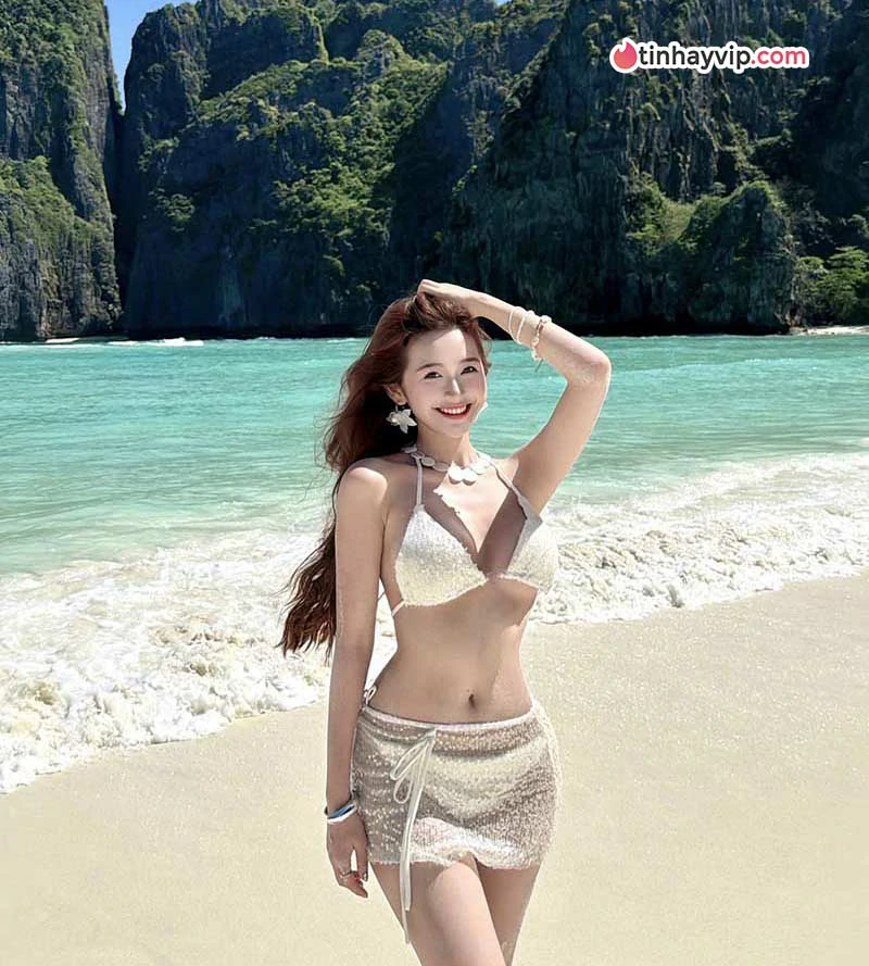 Karty Chang khoe sắc vóc nóng bỏng, quyến rũ bên bãi biển
