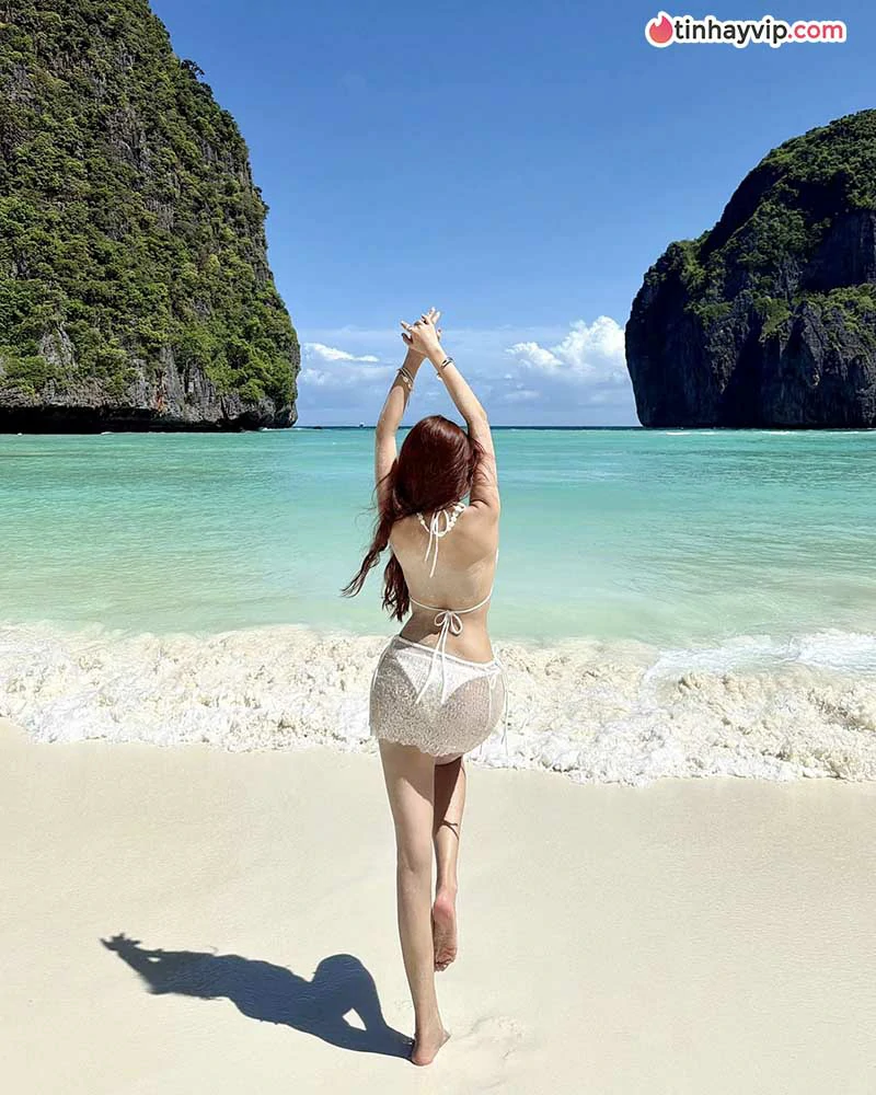 Karty Chang khoe sắc vóc nóng bỏng, quyến rũ bên bãi biển
