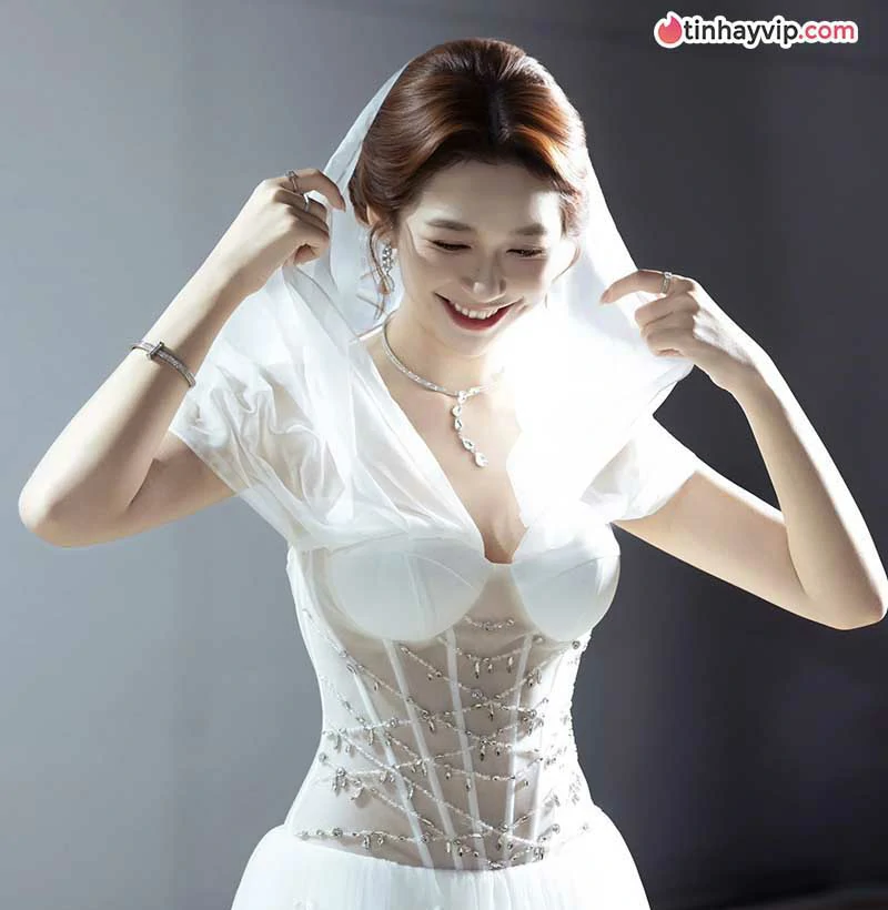 Karty Chang khoe sắc vóc nóng bỏng, quyến rũ bên bãi biển
