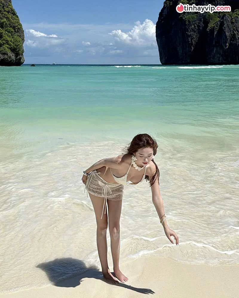 Karty Chang khoe sắc vóc nóng bỏng, quyến rũ bên bãi biển