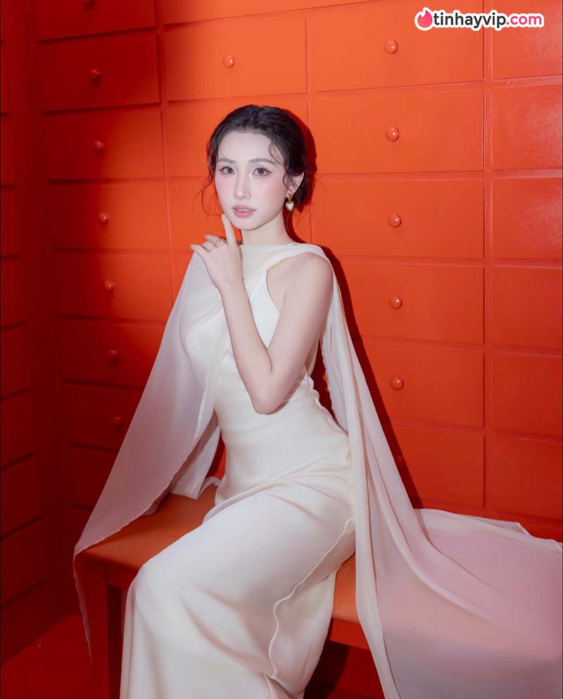 Lê Thị Thanh khoe sắc vóc dịu dàng trong bộ ảnh đầm lụa