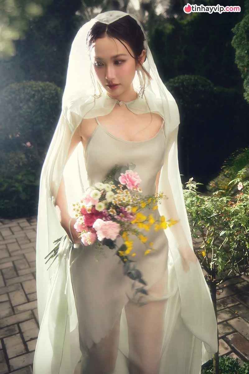 Lê Thị Thanh khoe sắc vóc dịu dàng trong bộ ảnh đầm lụa