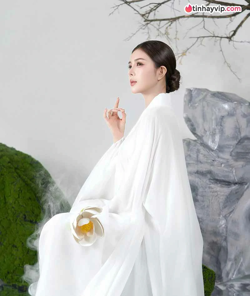 Lilly Luta thả dáng bên sofa, khoe trọn eo thon quyến rũ