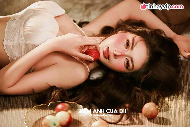 Lilly Luta thả dáng bên sofa, khoe trọn eo thon quyến rũ