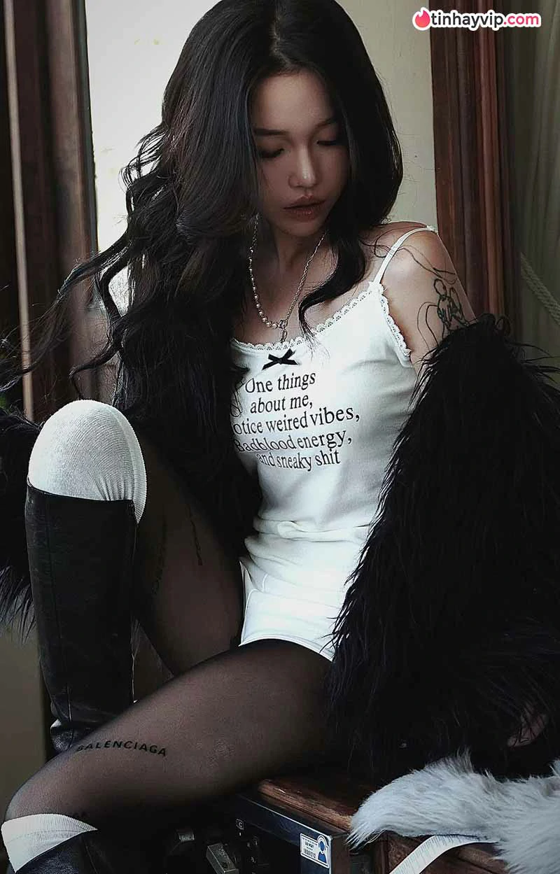 Linh Ngọc Đàm khoe trọn cá tính độc lạ trong loạt ảnh mới