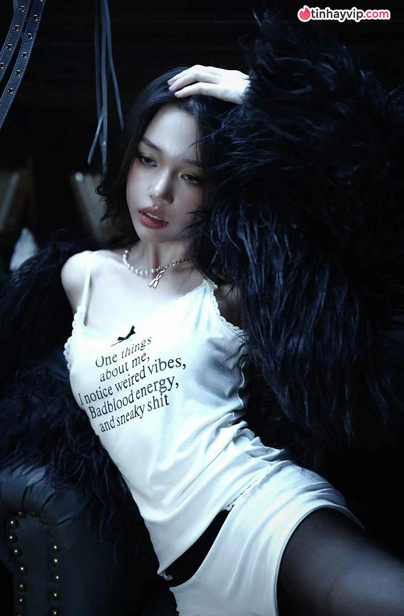 Linh Ngọc Đàm khoe trọn cá tính độc lạ trong loạt ảnh mới