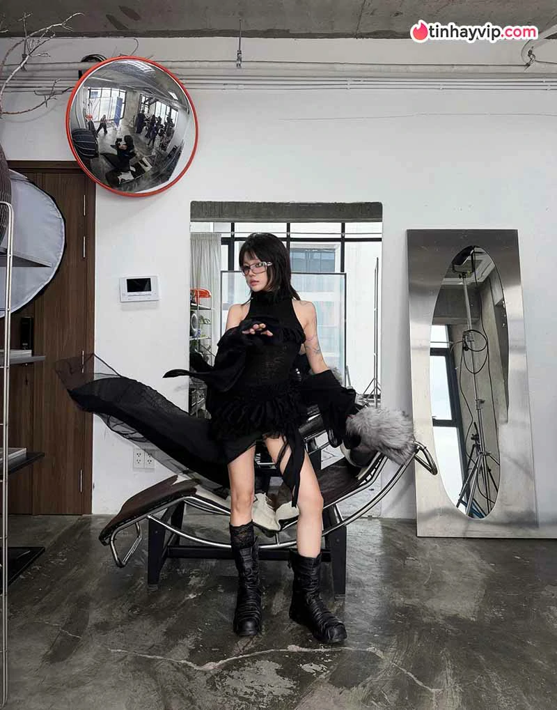 Linh Ngọc Đàm khoe trọn cá tính độc lạ trong loạt ảnh mới