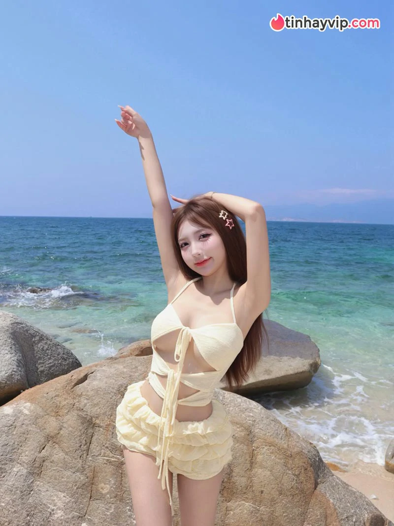 Hot girl Gen Z Linh Ngọc Hoàng gây ấn tượng với phong cách gợi cảm bên hồ bơi