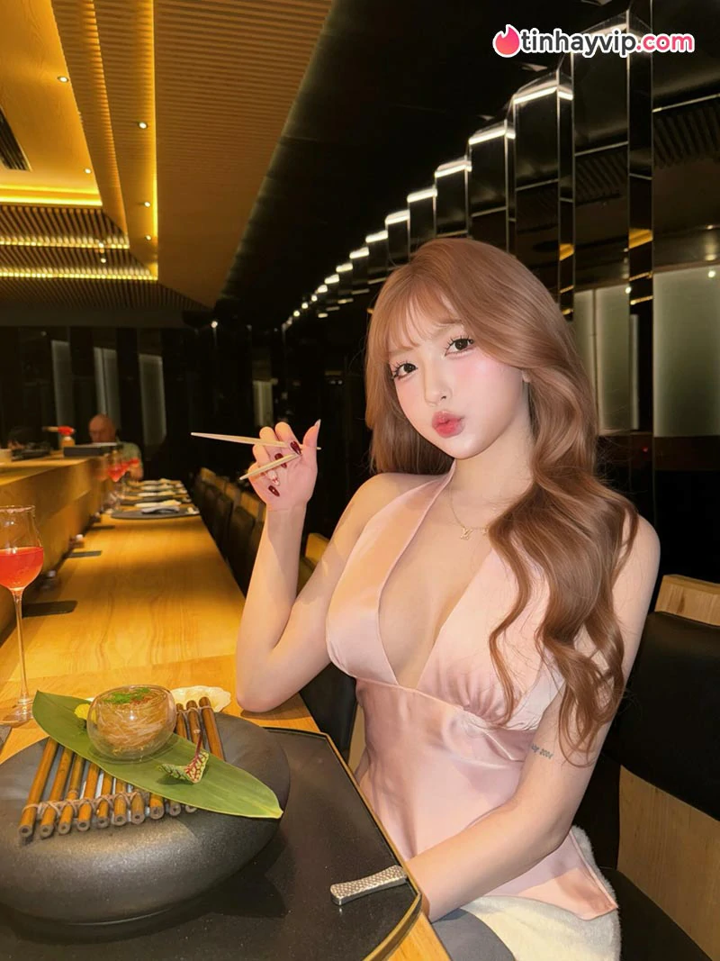Hot girl Gen Z Linh Ngọc Hoàng gây ấn tượng với phong cách gợi cảm bên hồ bơi