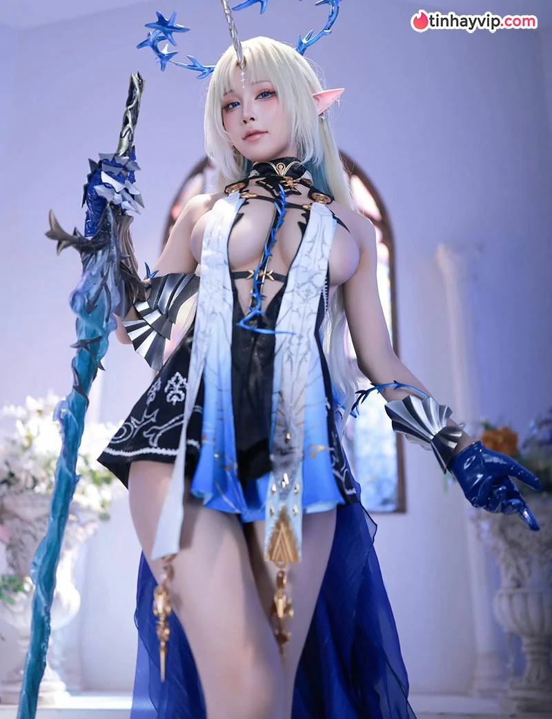 Nữ cosplayer người Trung Quốc trong bộ đồ cosplay nữ tu