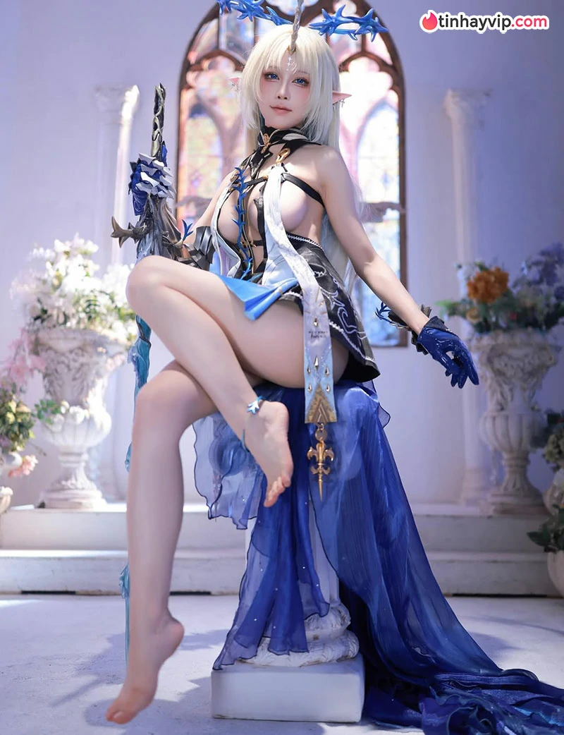 Nữ hot cosplayer hóa thân vào vai Catethyia trong game Wuthering Waves