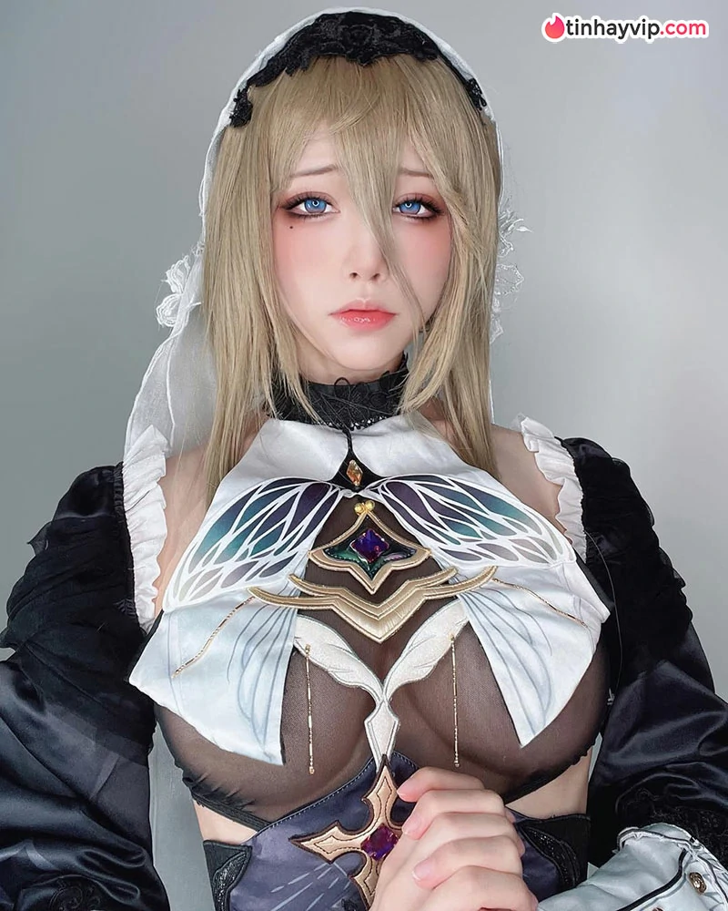 Nữ cosplayer người Trung Quốc trong bộ đồ cosplay nữ tu