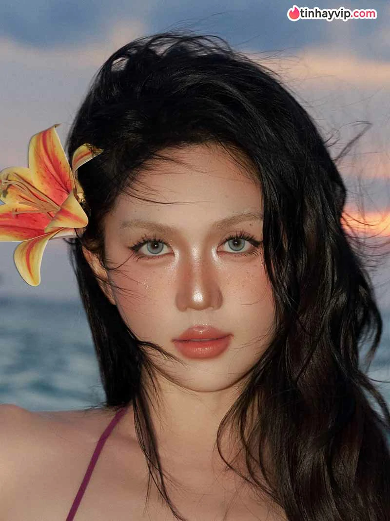 Ngọc Trinh khoe đường cong trong bộ bikini táo bạo ngày hè