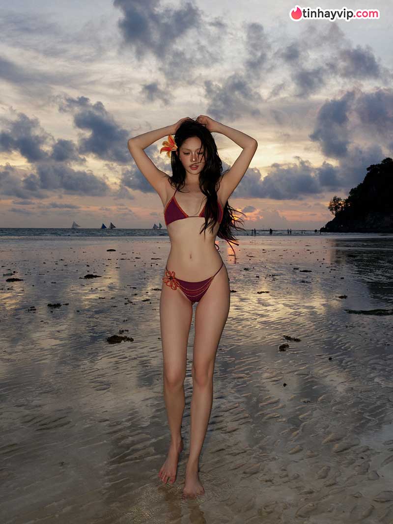 Ngọc Trinh khoe đường cong trong bộ bikini táo bạo ngày hè