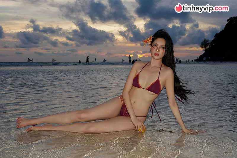 Ngọc Trinh khoe đường cong trong bộ bikini táo bạo ngày hè