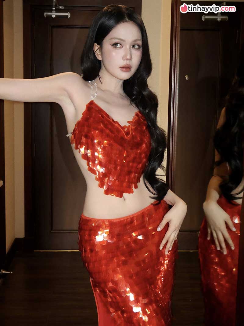 Ngọc Trinh khoe đường cong trong bộ bikini táo bạo ngày hè