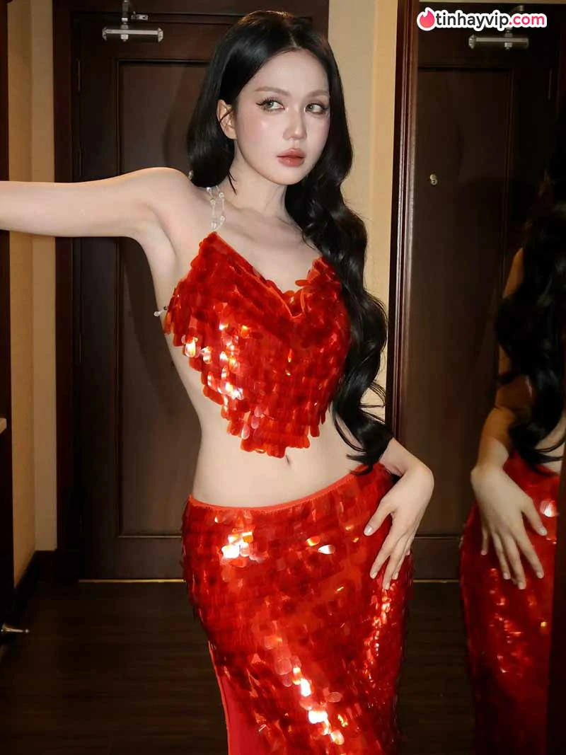 Ngọc Trinh khoe đường cong trong bộ bikini táo bạo ngày hè