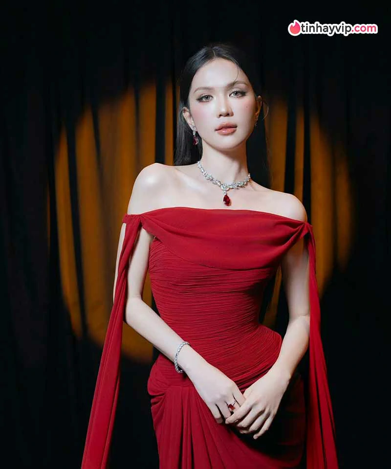Ngọc Trinh khoe đường cong trong bộ bikini táo bạo ngày hè