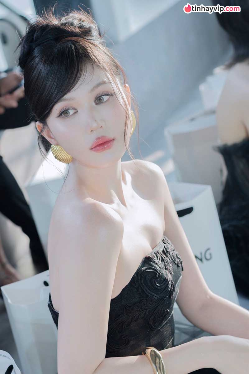 Ngọc Trinh khoe đường cong trong bộ bikini táo bạo ngày hè