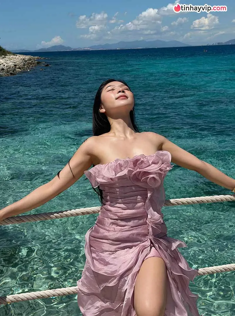 Nguyễn Khánh Linh thả dáng với váy voan trắng tại Vĩnh Hy