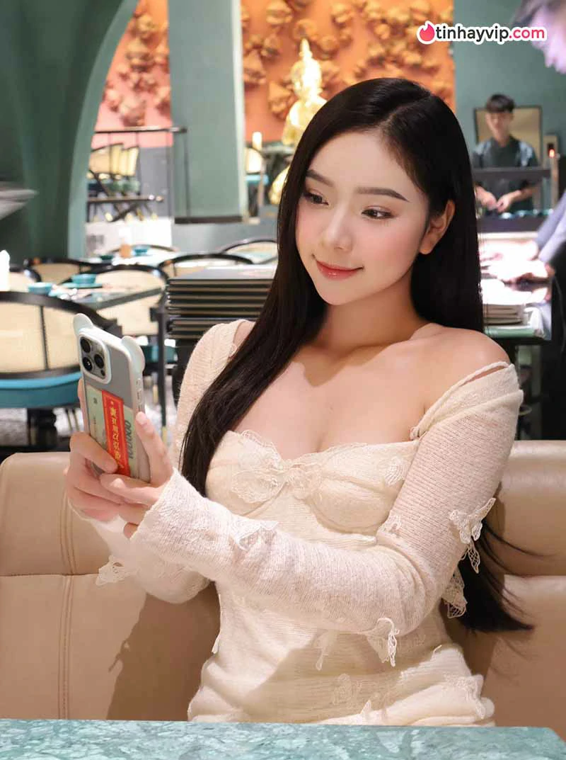 Nguyễn Khánh Linh thả dáng với váy voan trắng tại Vĩnh Hy