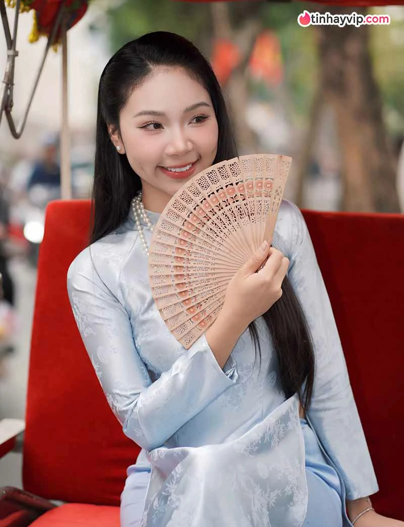 Nguyễn Khánh Linh thả dáng với váy voan trắng tại Vĩnh Hy