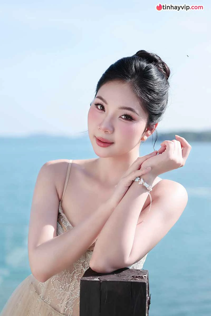 Nguyễn Khánh Linh thả dáng với váy voan trắng tại Vĩnh Hy