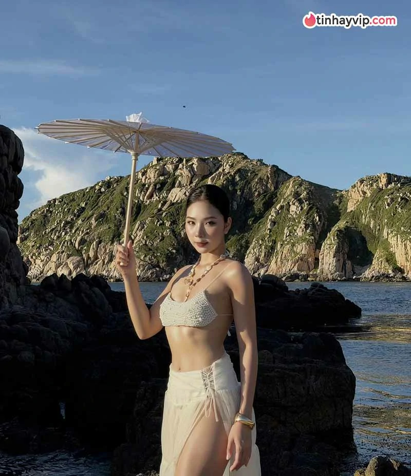 Nguyễn Khánh Linh thả dáng với váy voan trắng tại Vĩnh Hy