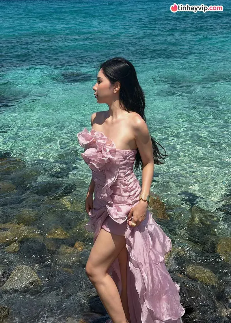 Nguyễn Khánh Linh thả dáng với váy voan trắng tại Vĩnh Hy