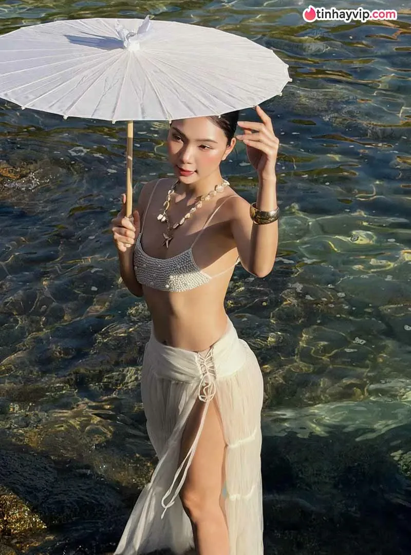 Nguyễn Khánh Linh thả dáng với váy voan trắng tại Vĩnh Hy