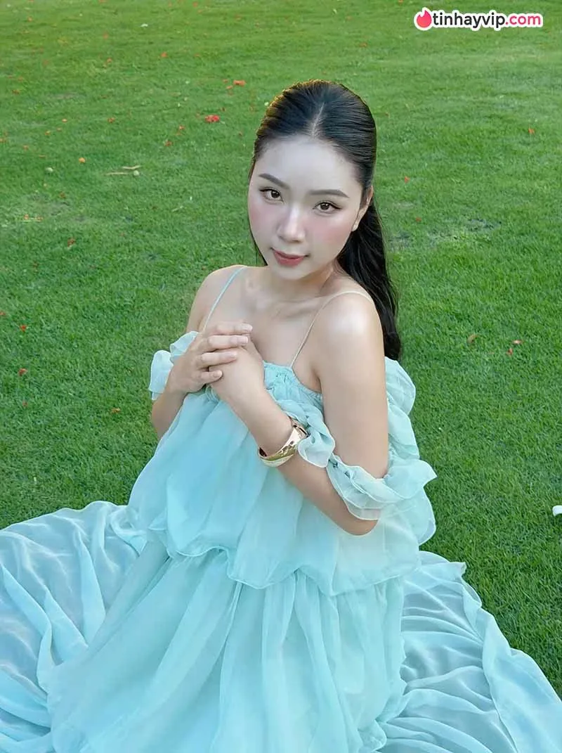 Nguyễn Khánh Linh thả dáng với váy voan trắng tại Vĩnh Hy
