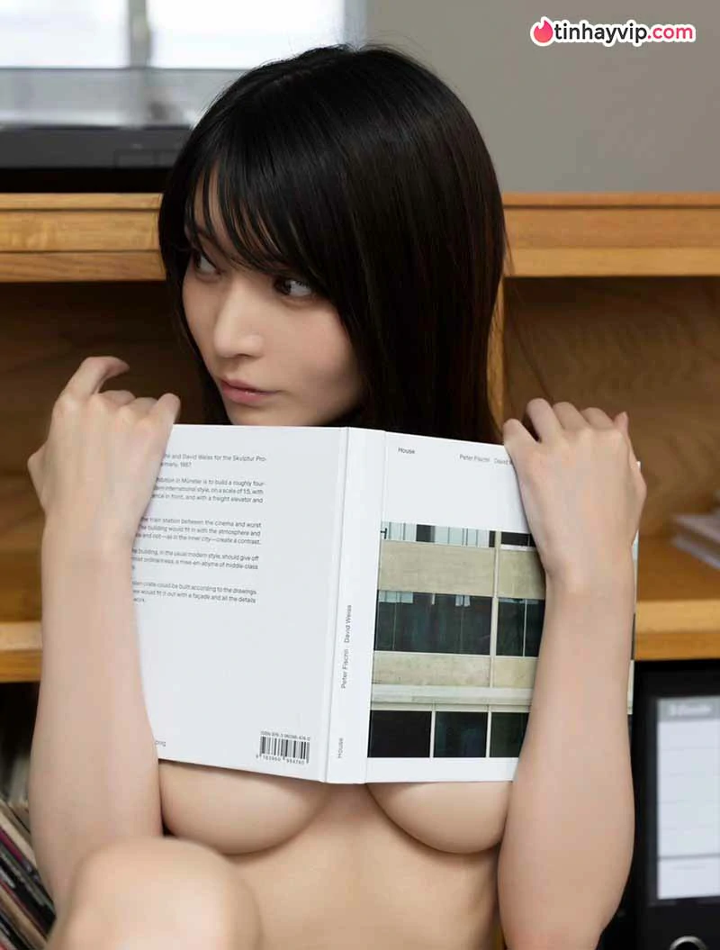 Sayaka Nitori khoe đường cong quyến rũ trên tạp chí