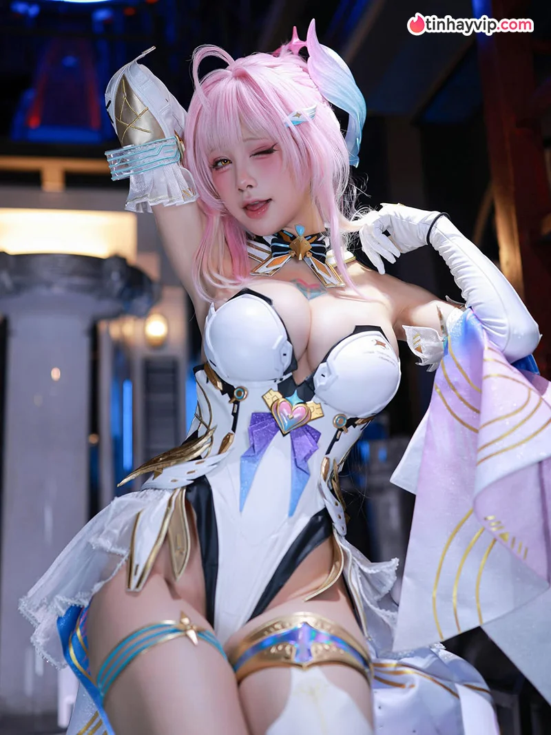 Ngắm trọn nét quyến rũ đa sầu đa cảm của bóng hồng giới cosplay 18+